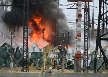 An electrical substation burned in Kharkiv, Ukraine's second-largest city, after a missile attack Saturday. ©AFP