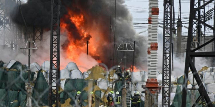 An electrical substation burned in Kharkiv, Ukraine's second-largest city, after a missile attack Saturday. ©AFP