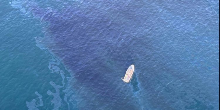 The spill is located close to two offshore oil rigs off Huntington Beach, a popular beach city known for its world-famous surfing. ©AFP