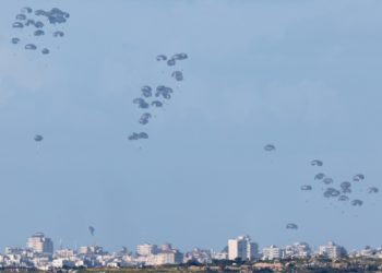 The pallets of humanitarian aid being airdropped into northern Gaza. ©AFP