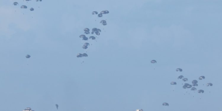 The pallets of humanitarian aid being airdropped into northern Gaza. ©AFP