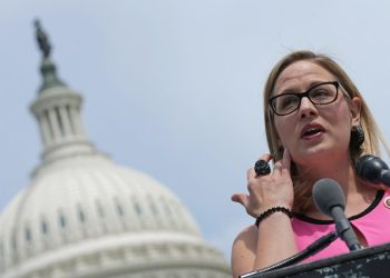 Arizona Senator Kyrsten Sinema left the Democratic Party to become an independent / ©AFP