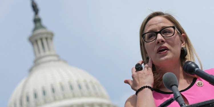 Arizona Senator Kyrsten Sinema left the Democratic Party to become an independent / ©AFP