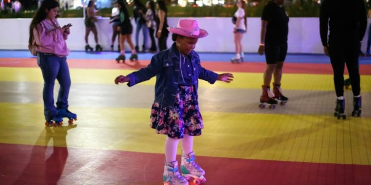 A girl skates during a listening party for Beyonce's new album "Cowboy Carter" at an outdoor roller skating rink in the megastar's native Houston, Texas. ©AFP