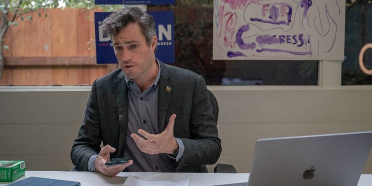 Peter Dixon, a Democratic congressional candidate from California's Silicon Valley, is using interactive, AI-generated phone calls to voters as part of his campaign / ©AFP