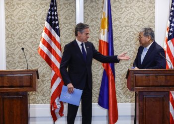 US Secretary of State Antony Blinken (L) and Philippines' Secretary of Foreign Affairs Enrique Manalo hold a joint press conference at the Sofitel Hotel in Manila  / ©AFP