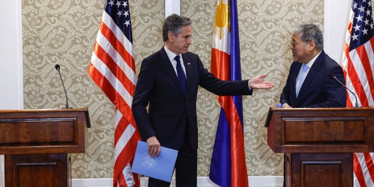 US Secretary of State Antony Blinken (L) and Philippines' Secretary of Foreign Affairs Enrique Manalo hold a joint press conference at the Sofitel Hotel in Manila  / ©AFP