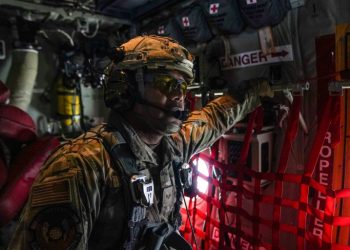 A member of the US Air Force 26th Expeditionary Rescue Squadron aboard an HC-130J aircraft prepares to airdrop humanitarian aid supplied by Jordan over the Gaza Strip. ©AFP