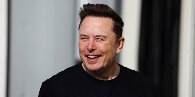 Tesla CEO Elon Musk is pictured during a visit at the company's electric car plant in Gruenheide near Berlin on March 13, 2024 / ©AFP