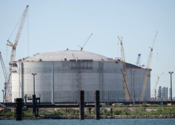 Cranes are seen near the construction site of the Venture Global LNG plant next to the Mississippi River in Plaquemines Parish south of New Orleans, Louisiana. ©AFP