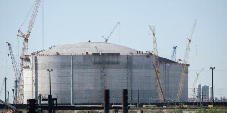 Cranes are seen near the construction site of the Venture Global LNG plant next to the Mississippi River in Plaquemines Parish south of New Orleans, Louisiana. ©AFP