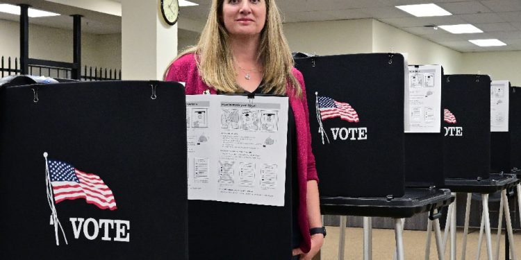 Joanna Francescut, the election registrar in California's Shasta County,  stands in a voting precinct in Redding on February 24, 2024 / ©AFP