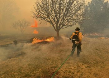 A firefighter battling the Smokehouse Creek Fire, near Amarillo, in the Texas Panhandle. ©AFP