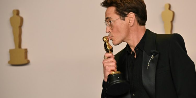 Robert Downey Jr. poses with his Oscar for best supporting actor for 'Oppenheimer'. ©AFP