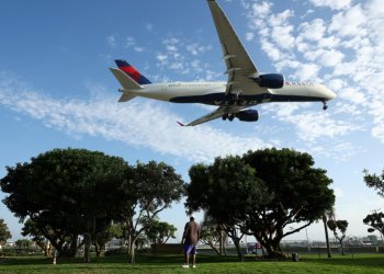 A woman who says she was threatened with being kicked off a Delta Air Lines flight for not wearing a bra is demanding a meeting with the company's boss. ©AFP