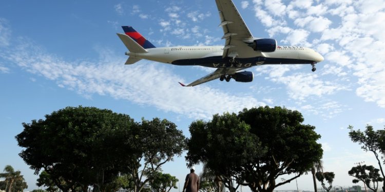 A woman who says she was threatened with being kicked off a Delta Air Lines flight for not wearing a bra is demanding a meeting with the company's boss. ©AFP