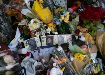 A memorial for the victims of the 2021 shooting at Oxford High School in Michigan. ©AFP