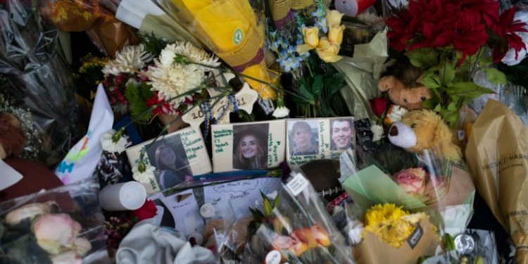 A memorial for the victims of the 2021 shooting at Oxford High School in Michigan. ©AFP