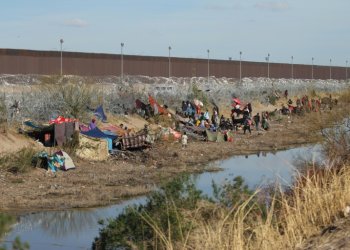 Migrants on the Mexican side of the border wait to cross into the United States at a point near El Paso, Texas, on March 19, 2024. ©AFP