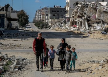 A Palestinian family walks through the destruction of Gaza City, in the territory's north where aid workers say the humanitarian situation is particularly actue / ©AFP