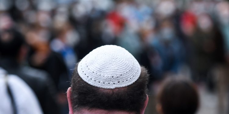 Photo illustration:  A US delegation has cut short its visit to Saudi Arabia after one of its members, Orthodox Rabbi Abraham Cooper, was asked to remove his Jewish head covering, or kippah / ©AFP