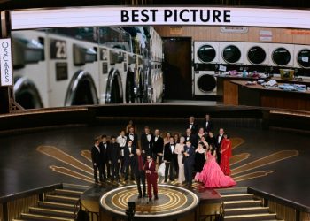 US director Daniel Scheinert (L) and US director Daniel Kwan (R) speak after winning the best picture Oscar for 'Everything Everywhere All at Once' in 2023. ©AFP