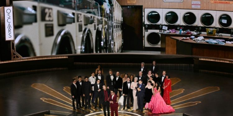 US director Daniel Scheinert (L) and US director Daniel Kwan (R) speak after winning the best picture Oscar for 'Everything Everywhere All at Once' in 2023. ©AFP