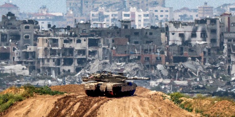 An Israeli army battle tank at a position along the border with Gaza on March 19, 2024 / ©AFP