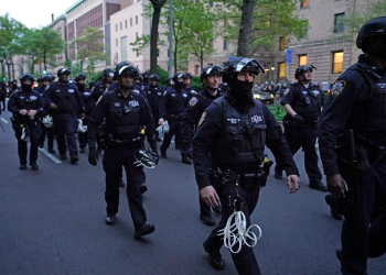 NYPD officers arrive near Columbia University where pro-Palestinian students are barricaded inside a building and have set up an encampment, in New York City on April 30, 2024 / ©AFP