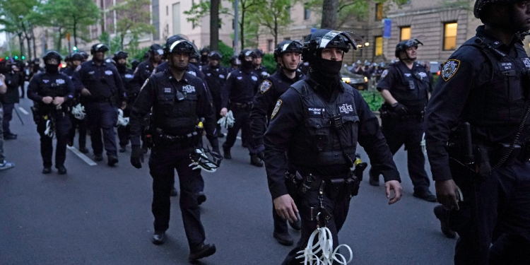 NYPD officers arrive near Columbia University where pro-Palestinian students are barricaded inside a building and have set up an encampment, in New York City on April 30, 2024 / ©AFP