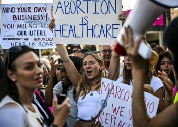 Abortion rights activists rally after the US Supreme Court striked down the right to abortion, in Miami, Florida, on June 24, 2022. ©AFP