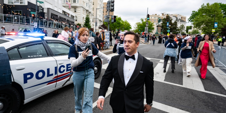 Pro-Palestinian protestors confront guests arriving at the 2024 White House Correspondents' Association dinner at the Washington Hilton / ©AFP