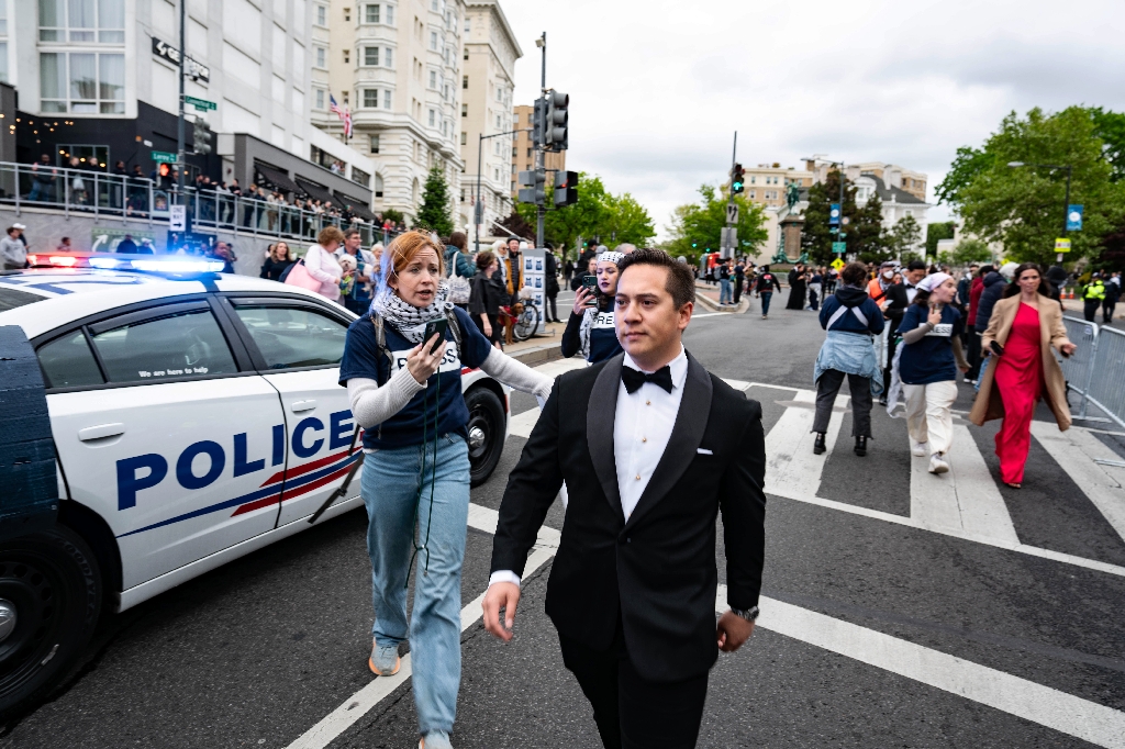 Pro-Palestinian protestors confront guests arriving at the 2024 White House Correspondents' Association dinner at the Washington Hilton / ©AFP