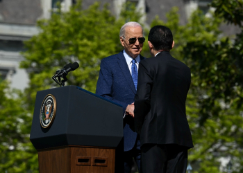 US President Joe Biden and Japanese Prime Minister Fumio Kishida shake hands during an Official Arrival Ceremony on the South Lawn of the White House in Washington, DC / ©AFP