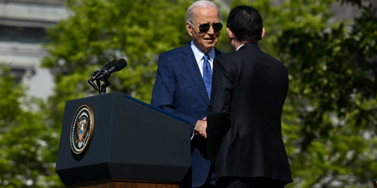 US President Joe Biden and Japanese Prime Minister Fumio Kishida shake hands during an Official Arrival Ceremony on the South Lawn of the White House in Washington, DC / ©AFP