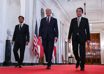 US President Joe Biden heads to a trilateral meeting with Japanese Prime Minister Fumio Kishida (R) and Filipino President Ferdinand Marcos Jr. (L) at the White House on April 11, 2024 / ©AFP