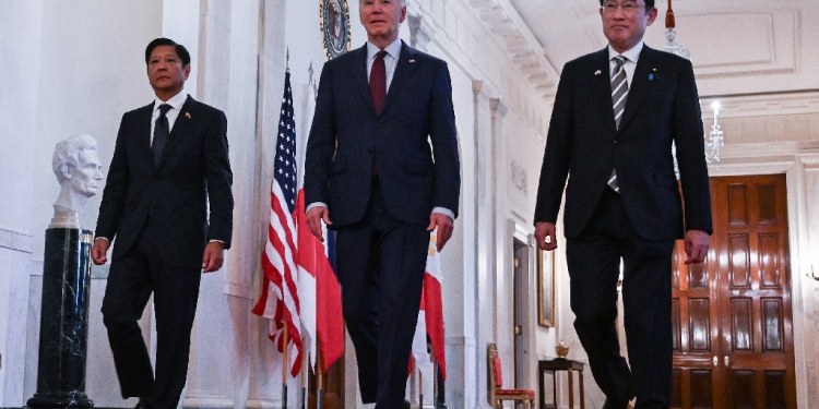 US President Joe Biden heads to a trilateral meeting with Japanese Prime Minister Fumio Kishida (R) and Filipino President Ferdinand Marcos Jr. (L) at the White House on April 11, 2024 / ©AFP