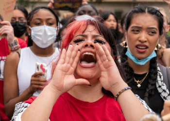 Demonstrators against the war in Gaza rally in support of Palestinians on the campus of the University of Texas in Austin, Texas, on April 25, 2024 / ©AFP