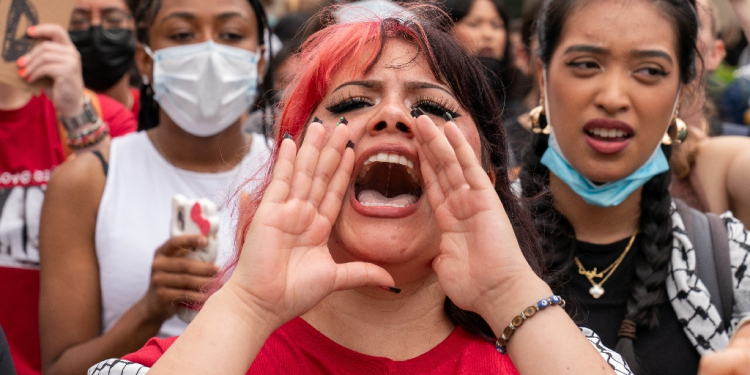 Demonstrators against the war in Gaza rally in support of Palestinians on the campus of the University of Texas in Austin, Texas, on April 25, 2024 / ©AFP