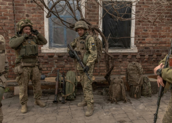 Ukrainian soldiers from the 23rd Mechanized Brigade prepare to head toward the frontline in the Donetsk region on April 3, 2024. ©AFP