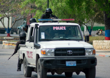 Armed police officers monitor the area after gang violence in the neighborhood on the evening of March 21, 2024, in Port-au-Prince, Haiti, March 22, 2024. ©AFP