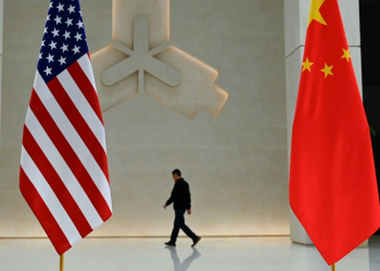 The US and China flags at the People's Bank of China prior to the arrival of US Treasury Secretary Janet Yellen to the central bank's headquarters in Beijing. ©AFP