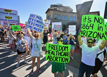 Pro-abortion rights demonstrators rally in Scottsdale, Arizona on April 15, 2024 / ©AFP