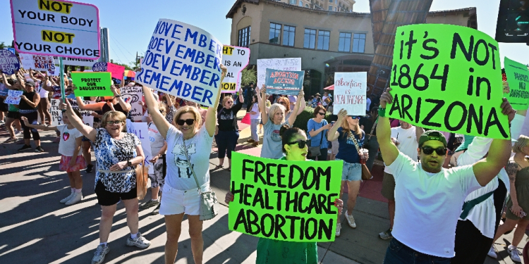 Pro-abortion rights demonstrators rally in Scottsdale, Arizona on April 15, 2024 / ©AFP