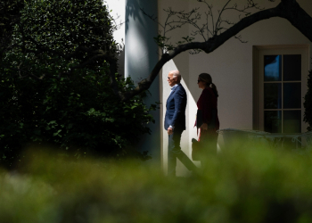 US President Joe Biden and Deputy Chief of Staff Annie Tomasini depart the Oval Office and walk to Marine One on the South Lawn of the White House in Washington, DC, on April 16, 2024.  Biden is travelling to Scranton, Pennsylvania. / ©AFP