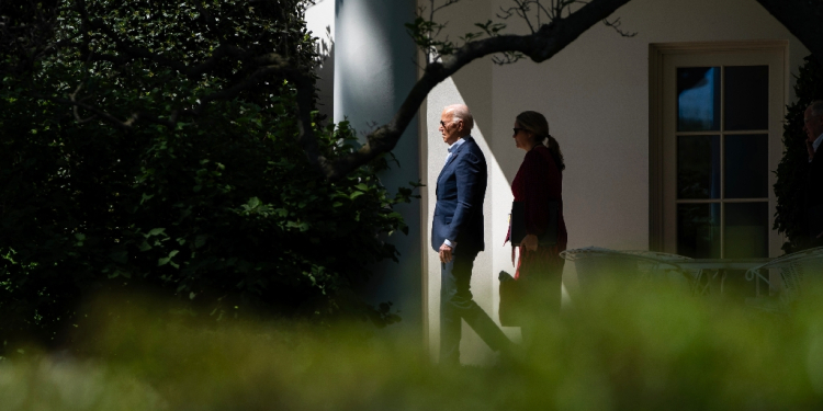 US President Joe Biden and Deputy Chief of Staff Annie Tomasini depart the Oval Office and walk to Marine One on the South Lawn of the White House in Washington, DC, on April 16, 2024.  Biden is travelling to Scranton, Pennsylvania. / ©AFP