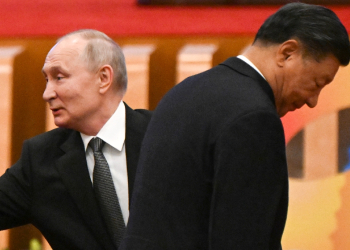 The United States says that China under President Xi Jinping (R) is helping Russia, led by President Vladimir Putin (L), undertake its biggest military expansion since Soviet times / ©AFP