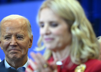 US President Joe Biden listens to Kerry Kennedy (R) as she and members of the Kennedy family endorse his presidential campaign, at Martin Luther King Recreation Center in Philadelphia, Pennsylvania, on April 18, 2024 / ©AFP