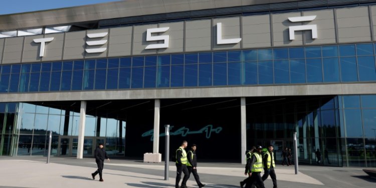 A suspected arson attack of power infrastructure impacted production at Tesla's German plant, one of the factors weighing on the company's first quarter sales. ©AFP