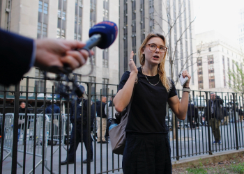 Kara McGee an excused juror, speaks to the media outside Manhattan Criminal Court in New York City on April 16, 2024, during the second day of the trial against former US President Donaldd Trump for allegedly covering up hush money payments / ©AFP